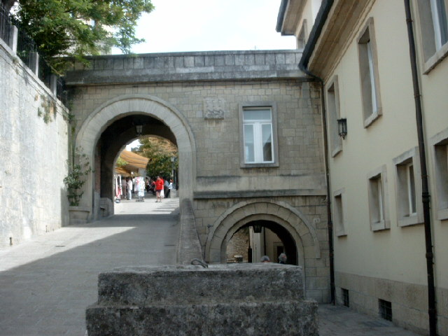 La gimnazio de San-Marino situas en la historia centro ĉe kruta montoflanko