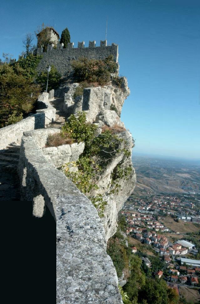 Der erste Turm steht an einem steilen Felsabsturz.